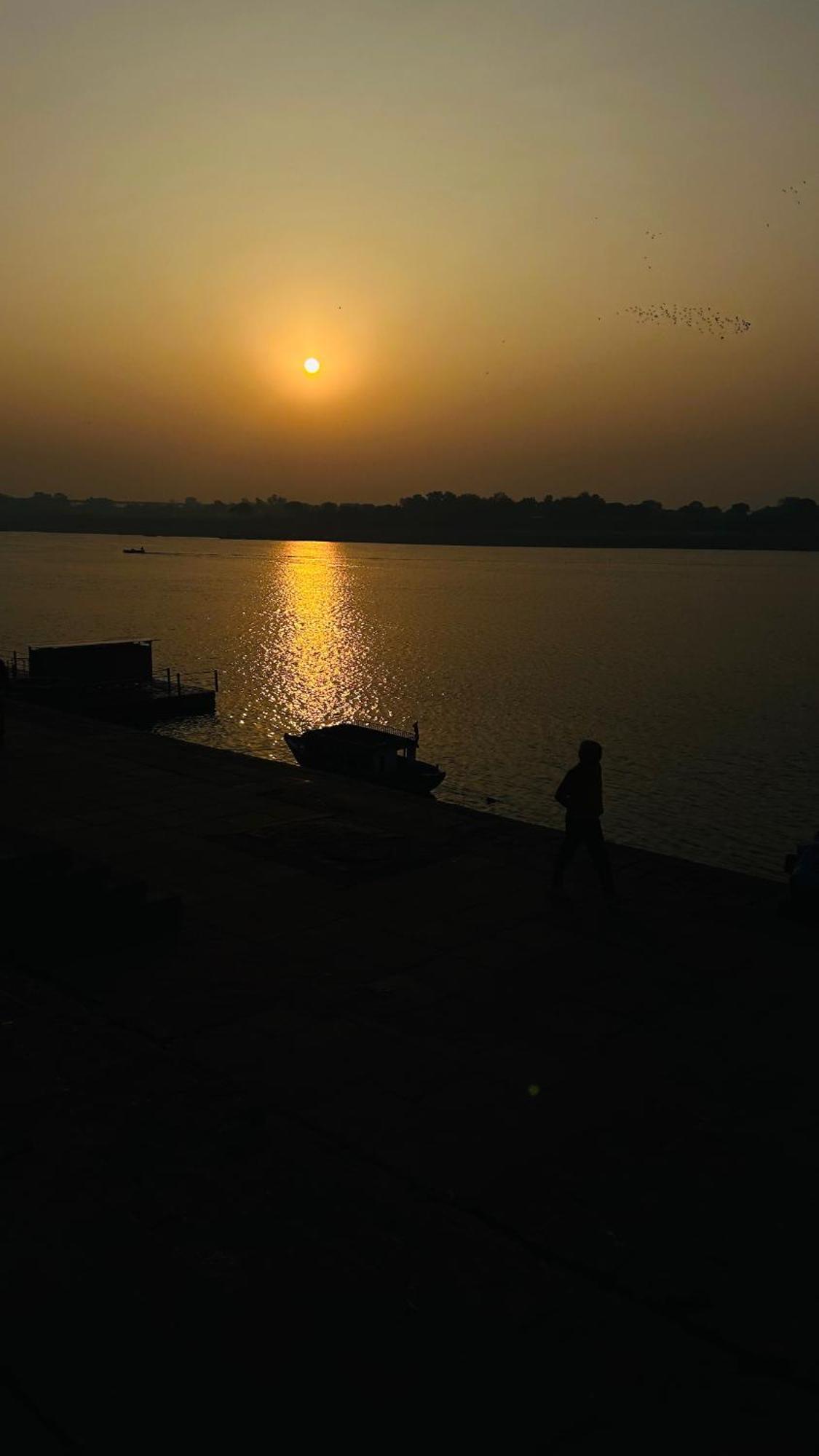 Tandon Lodge On The Ganga Ghat Homestay Varanasi Exterior photo