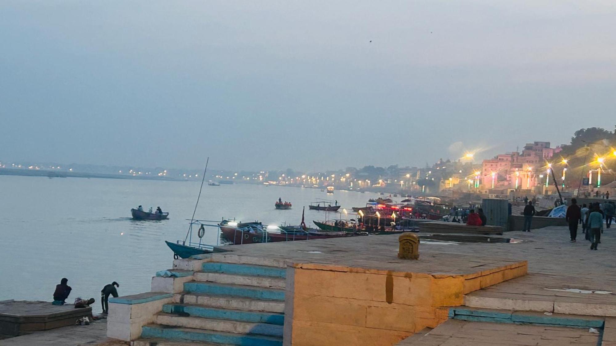 Tandon Lodge On The Ganga Ghat Homestay Varanasi Exterior photo