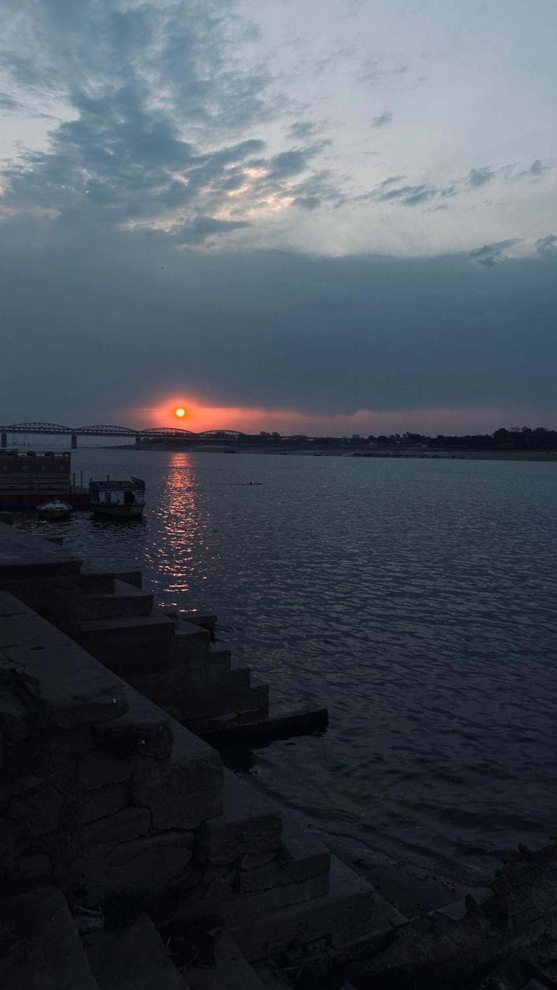 Tandon Lodge On The Ganga Ghat Homestay Varanasi Exterior photo
